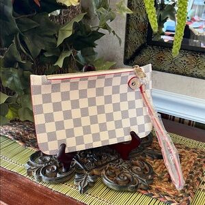 NWOT Fashion Checkered Wristlet in cream and dark brown/grey with tan & red trim